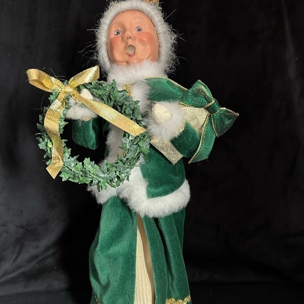 Byer’s choice, 2006 Irish Saint‎ Patrick caroler Victorian lady wreath presents